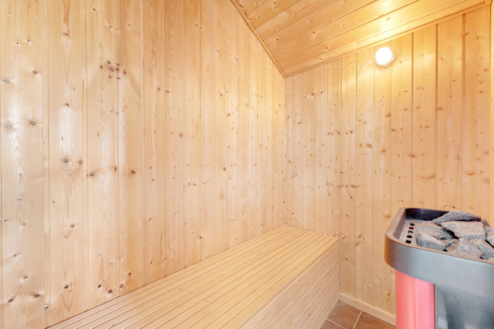 Ferienhaus mit Strohdach auf Naturgrundstück am Meer