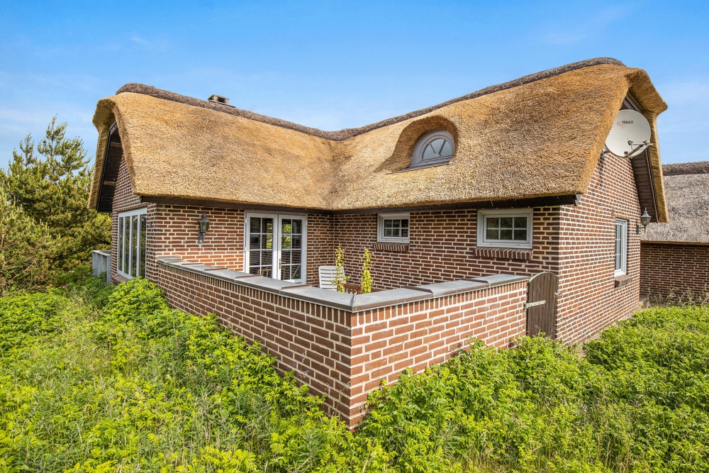 Wunderschönes Reetdachhaus mit Sauna mitten in den Dünen