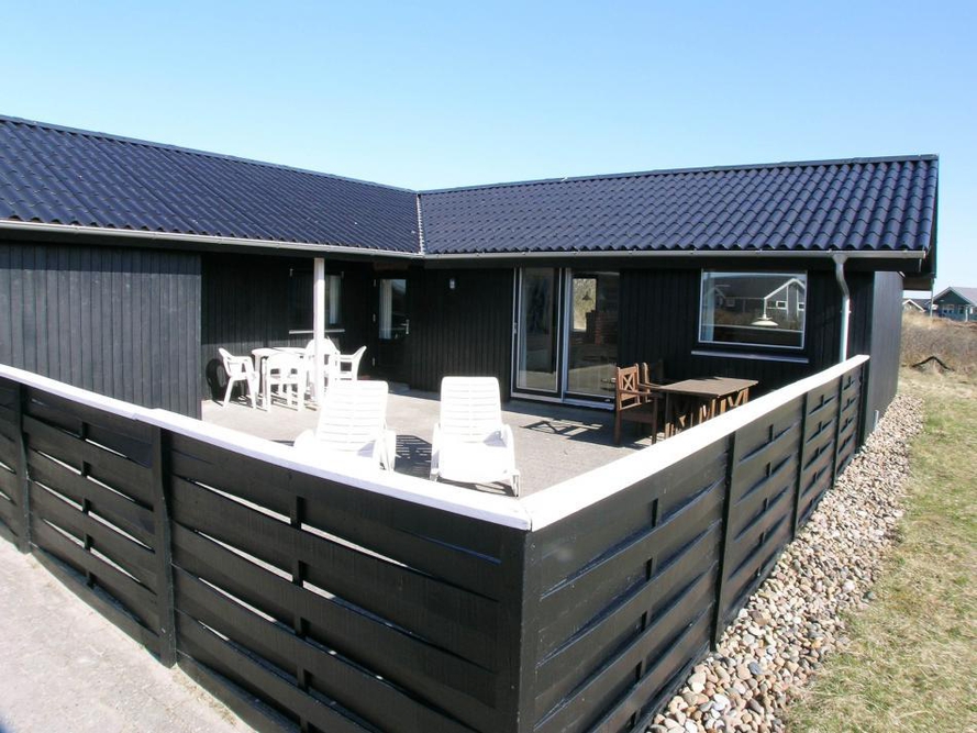 Schönes Ferienhaus mit geschl. Terrasse nahe am Strand