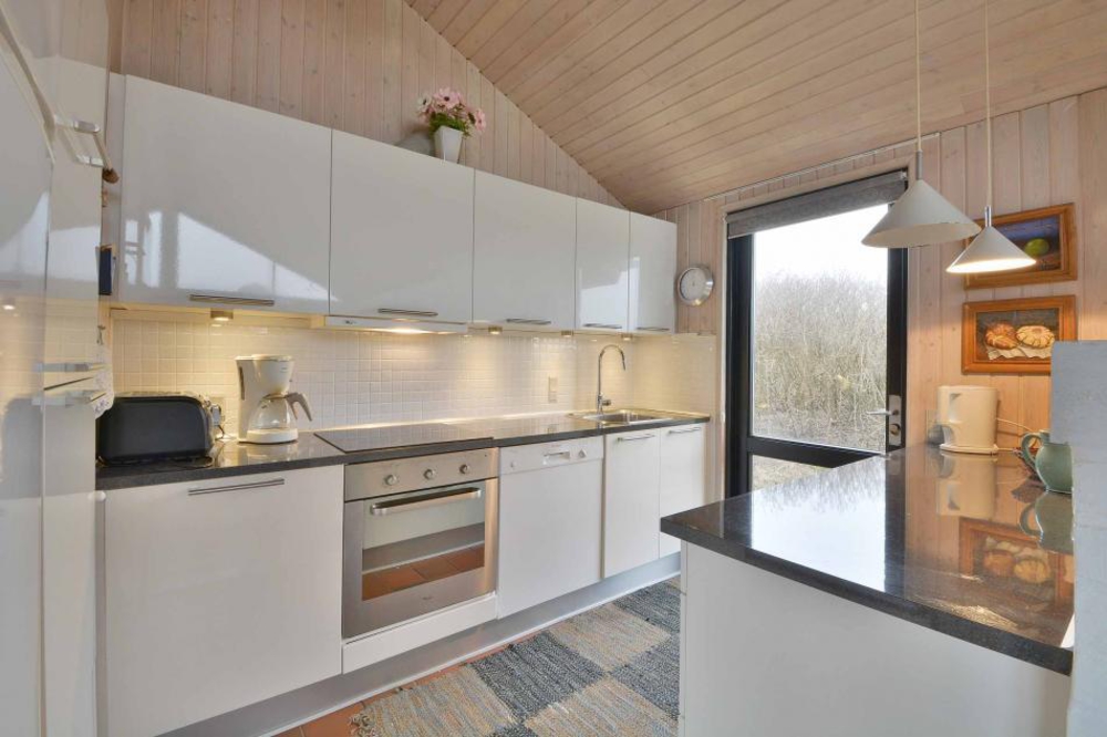 Schönes Ferienhaus mit geschl. Terrasse nahe am Strand