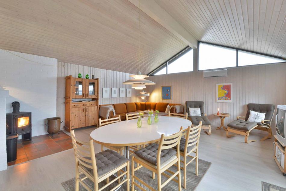 Schönes Ferienhaus mit geschl. Terrasse nahe am Strand