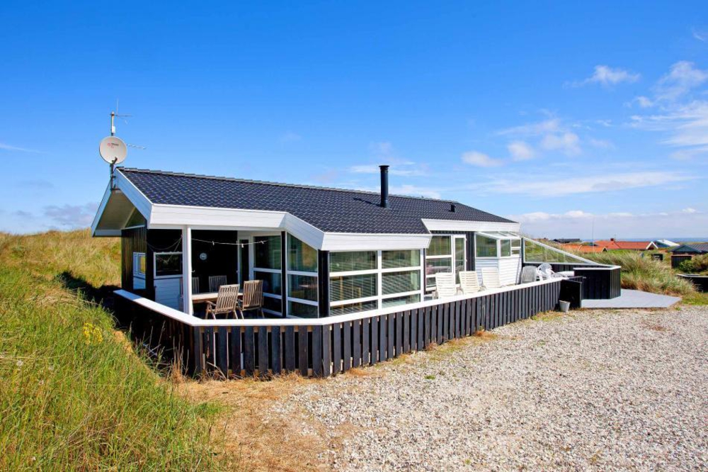 Ferienhaus mit geschlossener Terrasse dicht am Strand