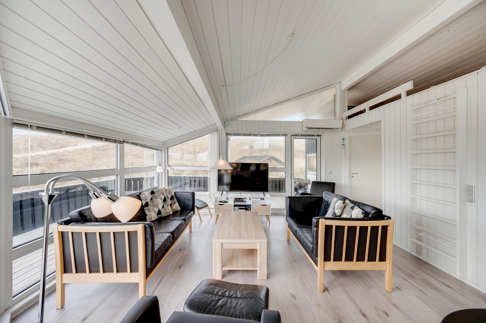 Ferienhaus mit geschlossener Terrasse dicht am Strand