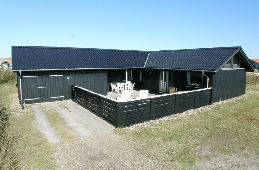 Schönes Ferienhaus mit geschl. Terrasse nahe am Strand
